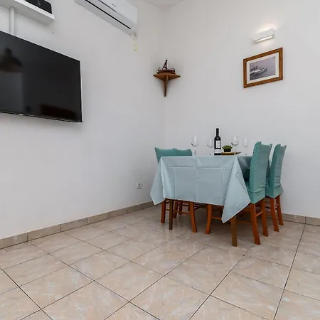 Neda アパート トロギール